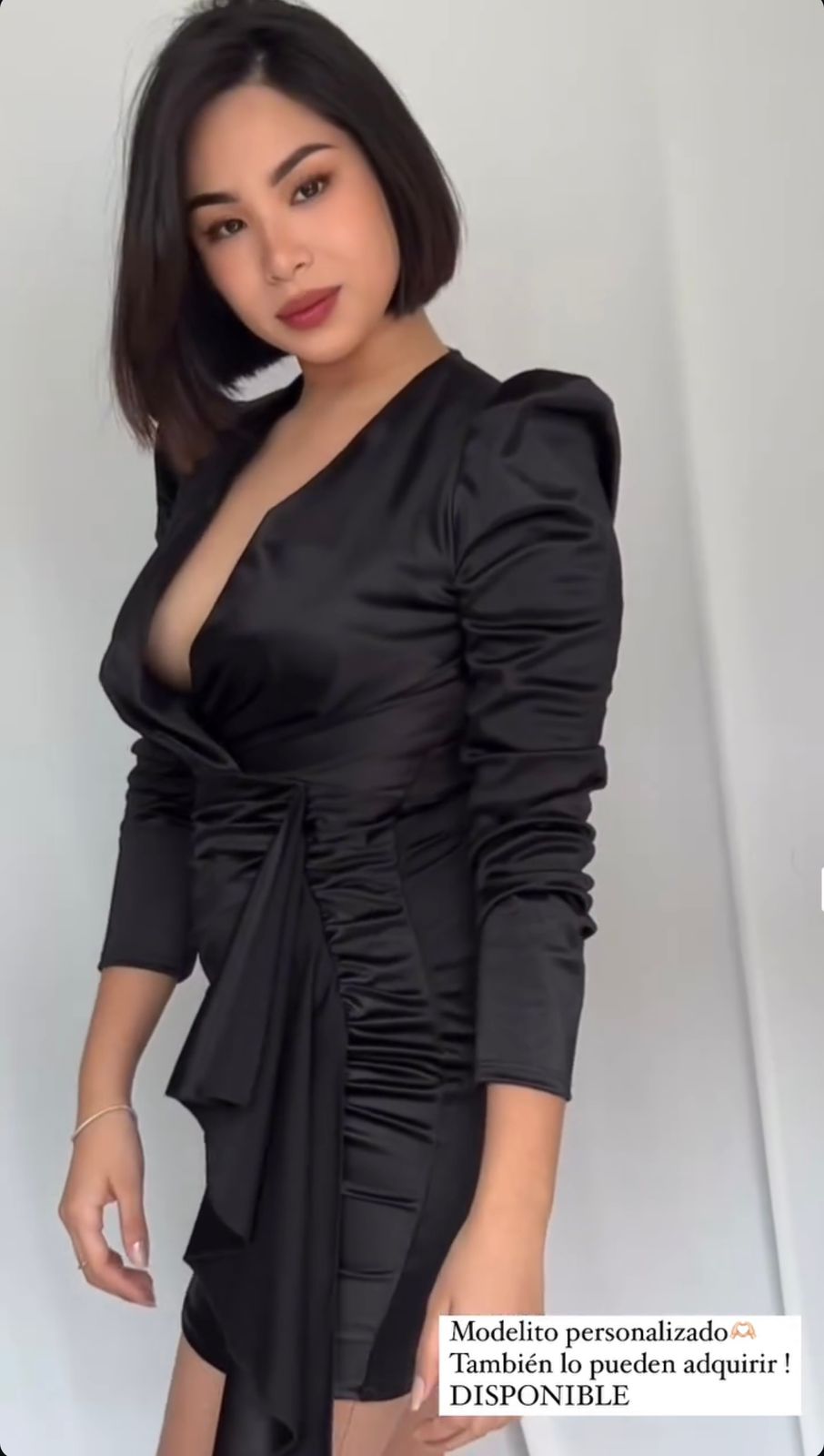 Vestido negro volante